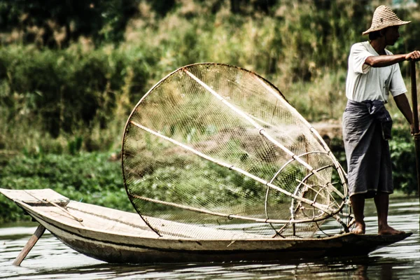 Рибалка в озері в М "янмі.. — стокове фото