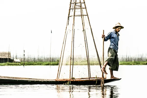 Pescatore in lago inle, myascar. — Foto Stock