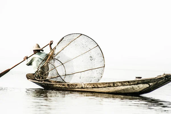Inle Gölü 'nde balıkçı, Myanmar. — Stok fotoğraf
