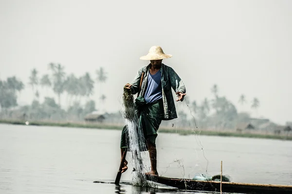 Pescador em Inle Lake, Mianmar. — Fotografia de Stock