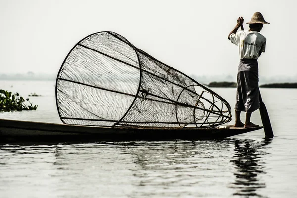 Pescatore in lago inle, myascar. — Foto Stock