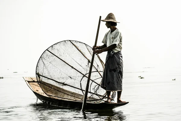 Rybář v inle Lake, myanmar. — Stock fotografie