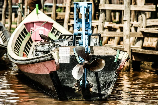 Vecchie barche sulle acque marroni del fiume Gange, Varanasi, India — Foto Stock