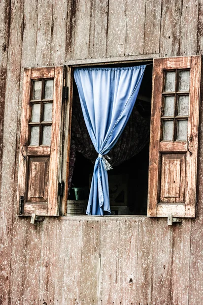 Windows of old, wooden cottage in the countryside — Stock Photo, Image