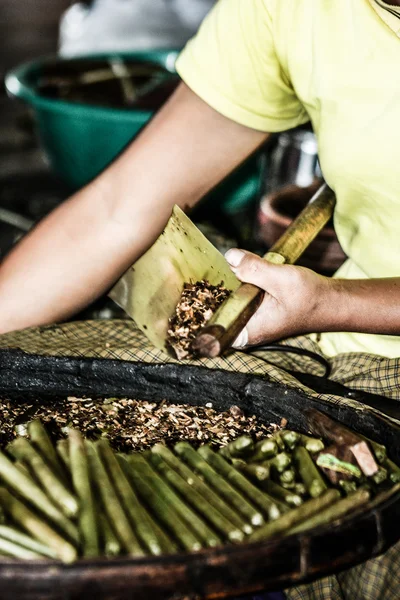 Donna che fa tabacco — Foto Stock