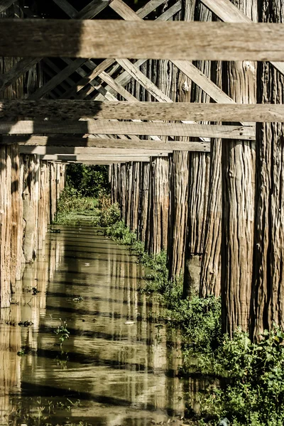 Kurak mevsimin ekimi teak ahşap köprü u-bein Köprüsü, amarapura, myanmar. — Stok fotoğraf