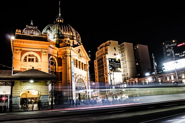 Flinder δρόμου σταθμό στη Μελβούρνη το βράδυ — Φωτογραφία Αρχείου