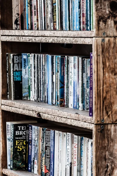 Altes Bücherregal mit Buch — Stockfoto