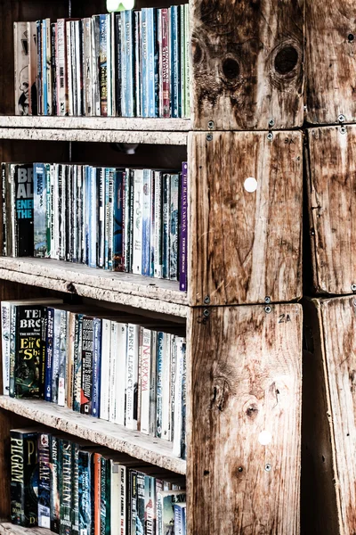Altes Bücherregal mit Buch — Stockfoto