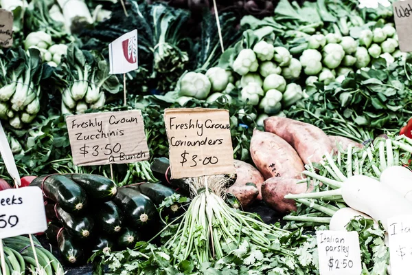 Fruits and vegetables at a farmers market — Stock Photo, Image