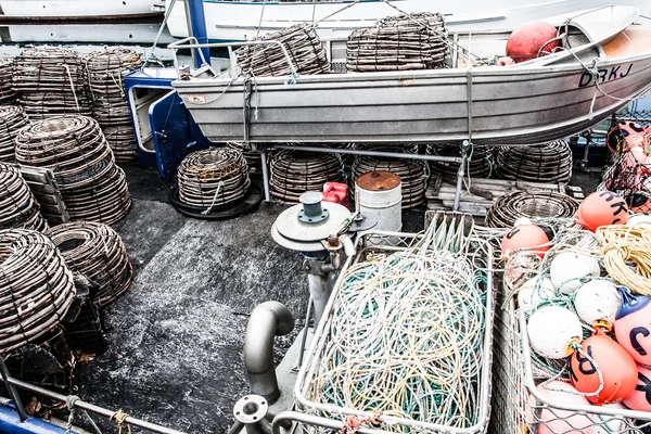 Ollas de langosta o cangrejos de río apiladas en el barco de pesca, foco cercano en la olla central, St Helens, Tasmania, Australia — Foto de Stock