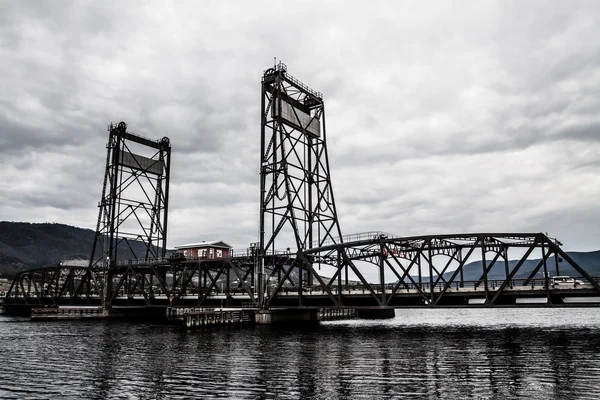 Bridgewater most a hráz přehrazuje řeku derwent — Stock fotografie