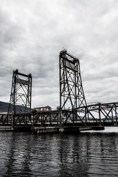 Bridgewater most a hráz přehrazuje řeku derwent — Stock fotografie