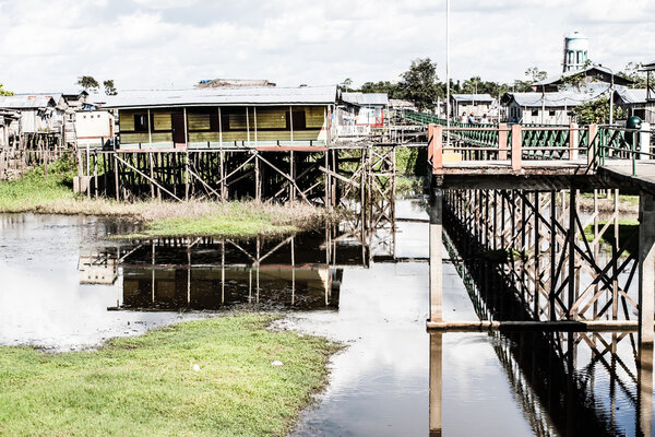 Перу, перуанский пейзаж Амазонки. На фотографии изображено типичное поселение индейских племен в Амазонке
