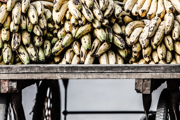 Bananas em um carrinho de mão em um mercado de frutas e vegetais, Nepal — Fotografia de Stock