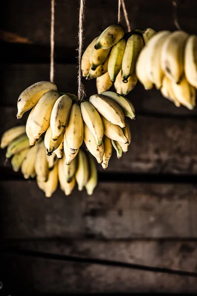 Bananas em um carrinho de mão em um mercado de frutas e vegetais, Nepal — Fotografia de Stock