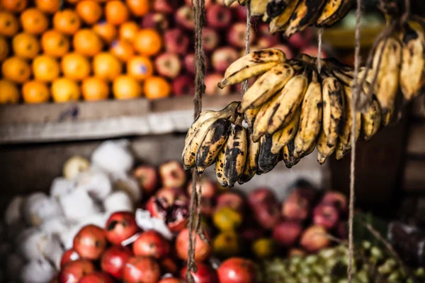 Frukt och grönsaker på en jordbruksmarknad — Stockfoto