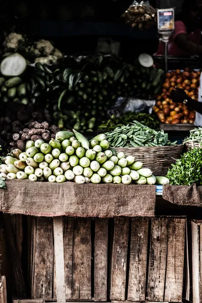 Fruits and vegetables at a farmers market — Stock Photo, Image