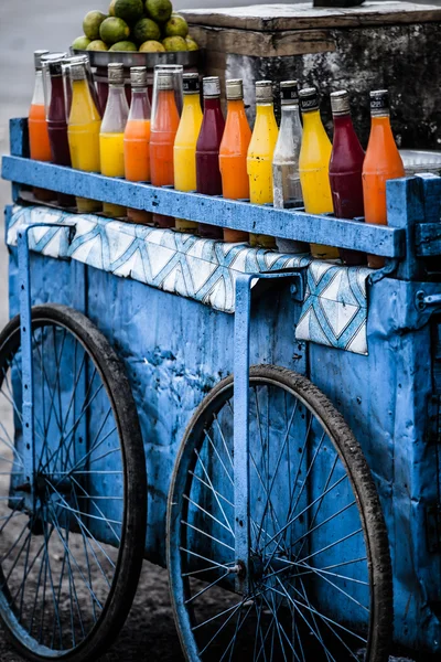 Fresh juices are great alternatives to polluted drinking water in India. — Stock Photo, Image