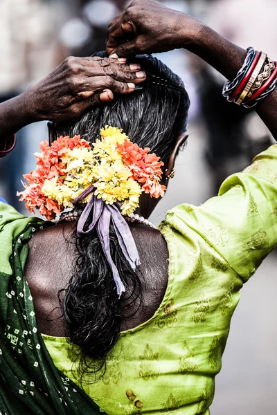 ヒイラギの花と女性 — ストック写真