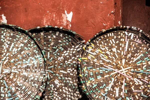 Peixe fresco em cestas na mesa do mercado de rua de Banguecoque pronto para venda . — Fotografia de Stock