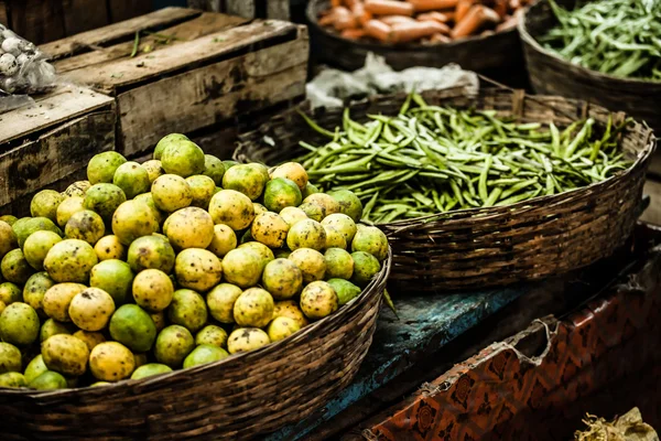 Frutas y hortalizas en un mercado de agricultores — Foto de Stock