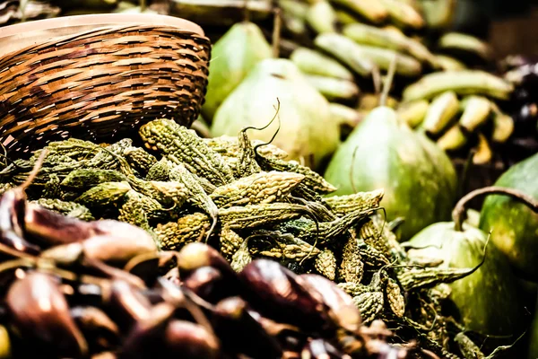 Frutas y hortalizas en un mercado de agricultores —  Fotos de Stock