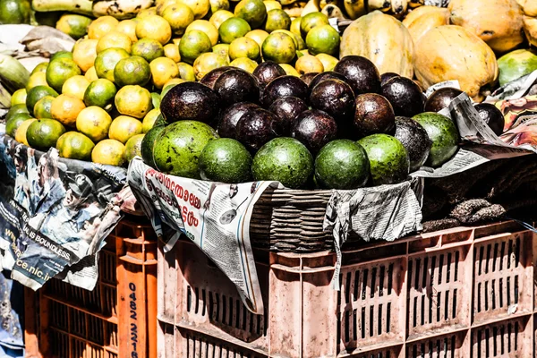 Frutas y hortalizas en un mercado de agricultores — Foto de Stock