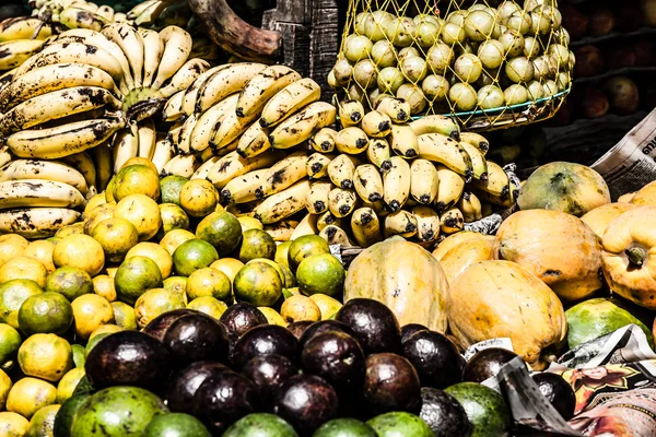 Fruits and vegetables at a farmers market — Stock Photo, Image