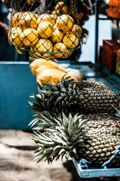 Färsk ananas i en marknadsplats — Stockfoto