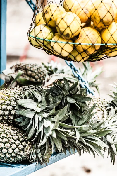 Свіжі ананаси на ринку — стокове фото