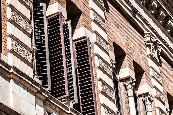 Construcciones antiguas y arquitectura en Madrid, España . — Foto de Stock