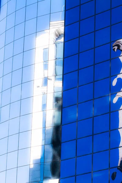 Ciel bleu reflété dans le bâtiment en verre . — Photo