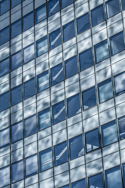 Céu azul refletido no edifício de vidro . — Fotografia de Stock