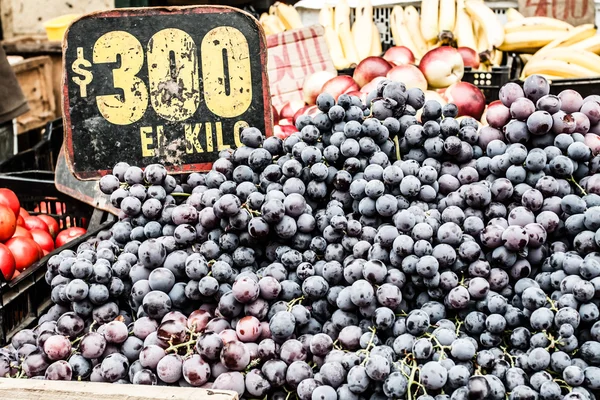 Close up of grapes on market stand in Chile — Stock Photo, Image