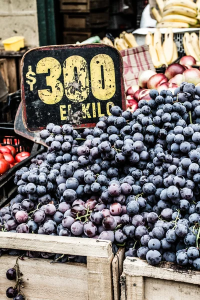 Primer plano de uvas en stand de mercado en Chile —  Fotos de Stock