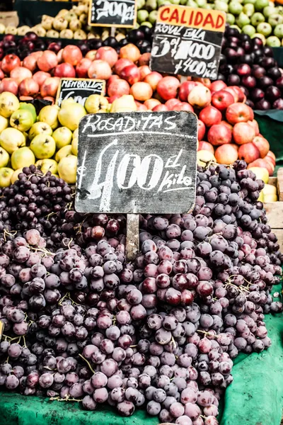 Närbild på druvor på marknaden står i chile — Stockfoto
