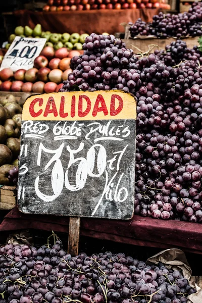 Close up of grapes on market stand in Chile — Stock Photo, Image