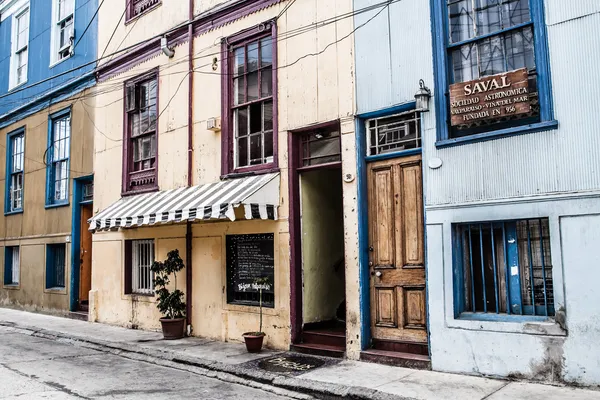 Kleurrijke huizen in Valparaíso (Valparaiso), Chili, unesco werelderfgoed. — Stockfoto