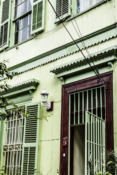 Kleurrijke huizen in Valparaíso (Valparaiso), Chili, unesco werelderfgoed. — Stockfoto