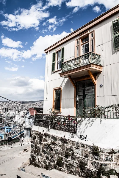 Kleurrijke huis in Valparaíso, Chili met uitzicht op de haven. UNESCO werelderfgoed. — Stockfoto