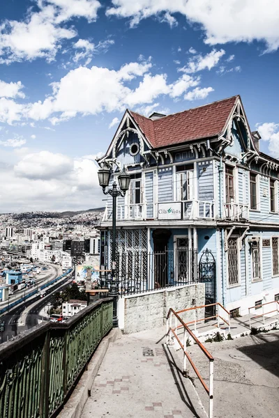 Casa colorida em Valparaíso, Chile com vista para o porto. Património Mundial da UNESCO . — Fotografia de Stock