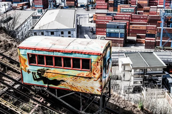 Kolejka linowa con Vista de valparaiso, chile — Zdjęcie stockowe