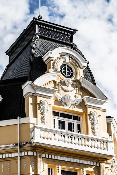 Edificio oficial en Punta Arenas con el Estrecho de Magallanes —  Fotos de Stock