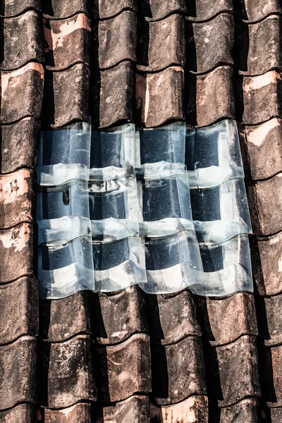 Rotes Dach und altes Fenster — Stockfoto