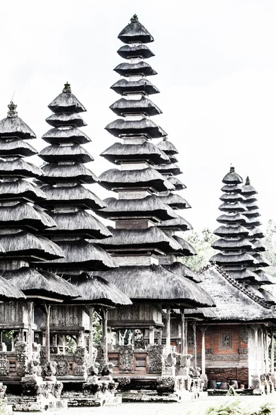 Belo templo Pura Taman Ayun Bali construído em estilo de arquitetura tradicional — Fotografia de Stock