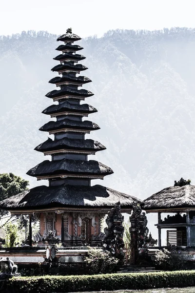 Beautiful Pura Taman Ayun Bali temple build in traditional architecture style — Stock Photo, Image