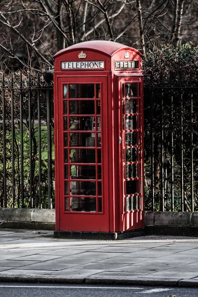 Κλασικός κόκκινος Βρετανικός τηλεφωνικός θάλαμος στο Λονδίνο — Φωτογραφία Αρχείου