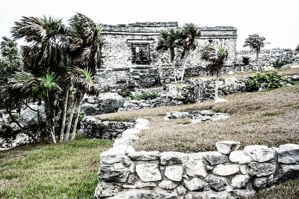 Arquitetura Maia Antiga e Ruínas localizadas em Tulum, México, ao largo da Península de Yucatán — Fotografia de Stock