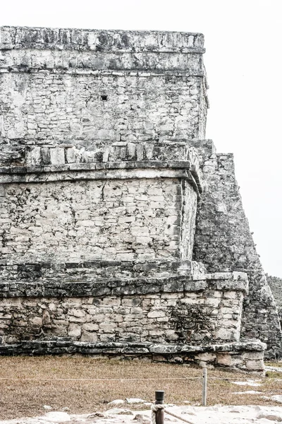Arquitetura Maia Antiga e Ruínas localizadas em Tulum, México, ao largo da Península de Yucatán — Fotografia de Stock
